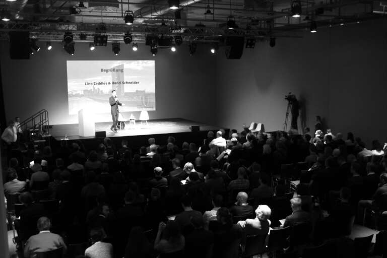 Henri Schneider und Lino Zeddies eröffnen die Tagung "der nächste Crash als Chance" in Berlin.